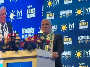 İYİ Parti Genel Başkanı Müsavat Dervişoğlu, partisinin Bursa teşkilatıyla iftar