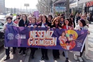 Yürüyüşe yüzlerce kişi katıldı. Nilüfer Halk Evi önünde gerçekleştirilen basın