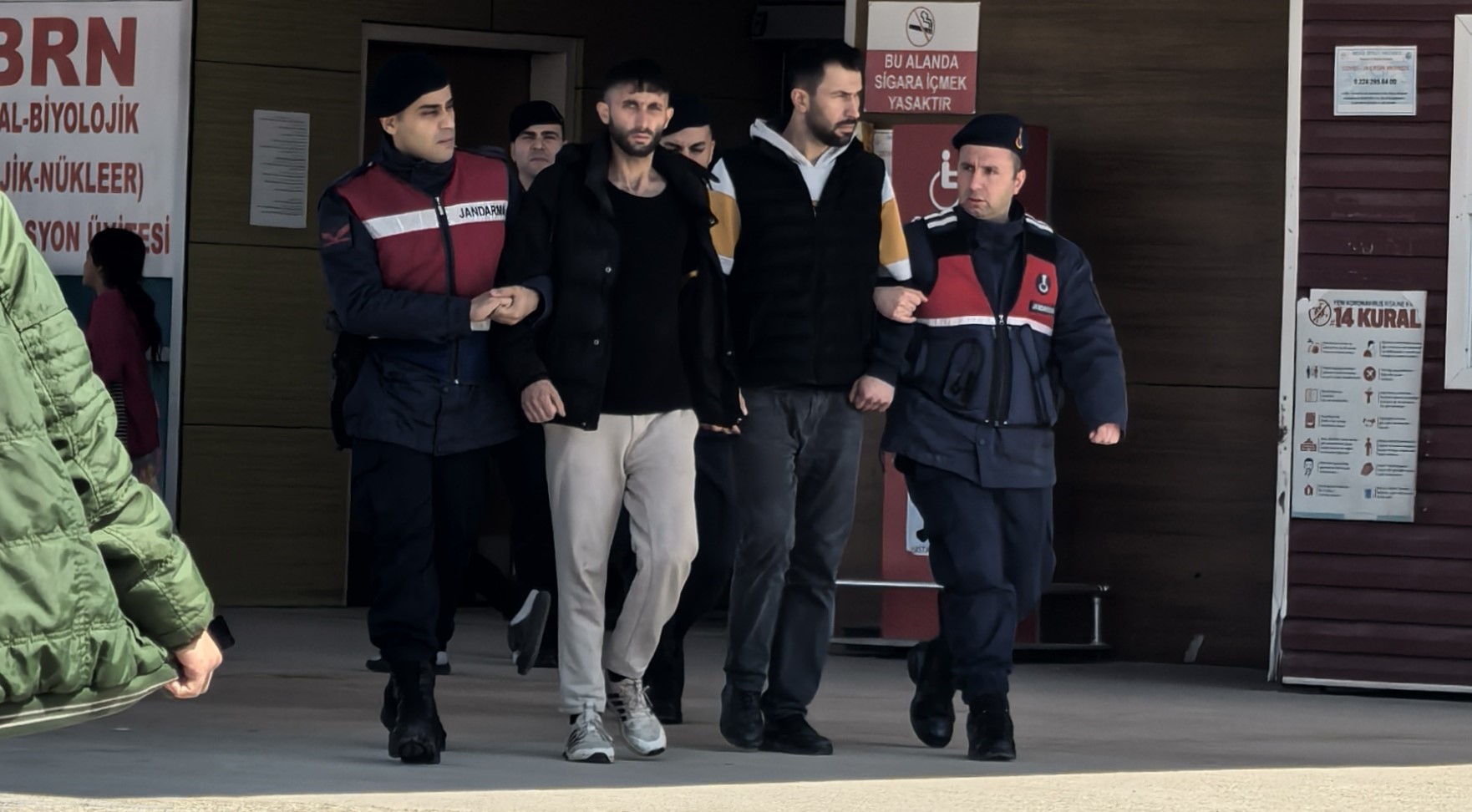 İnegöl Jandarma Komutanlığı ekipleri, kırsal Hamamlı Mahallesi’ndeki metruk binada uyuşturucu