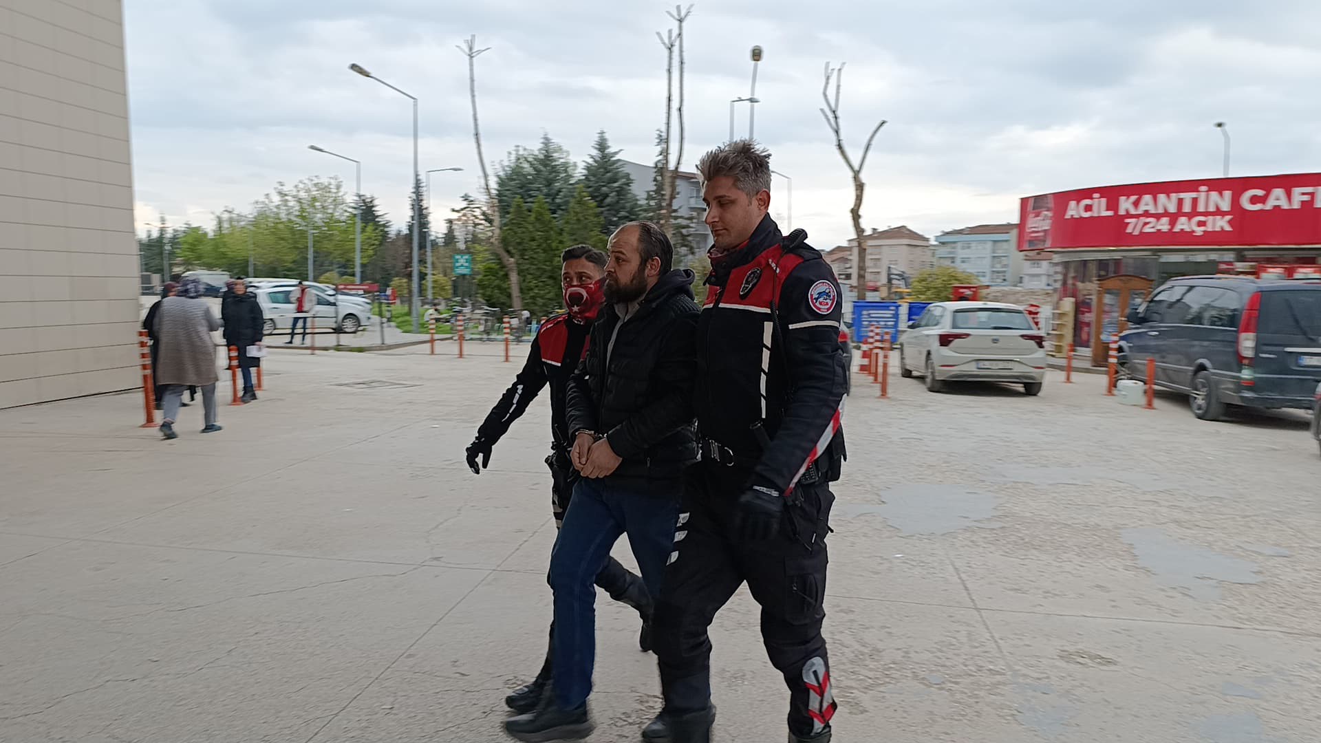 Olay, İnegöl ilçesi Nuri Doğrul Caddesi üzerinde meydana geldi. Edinilen