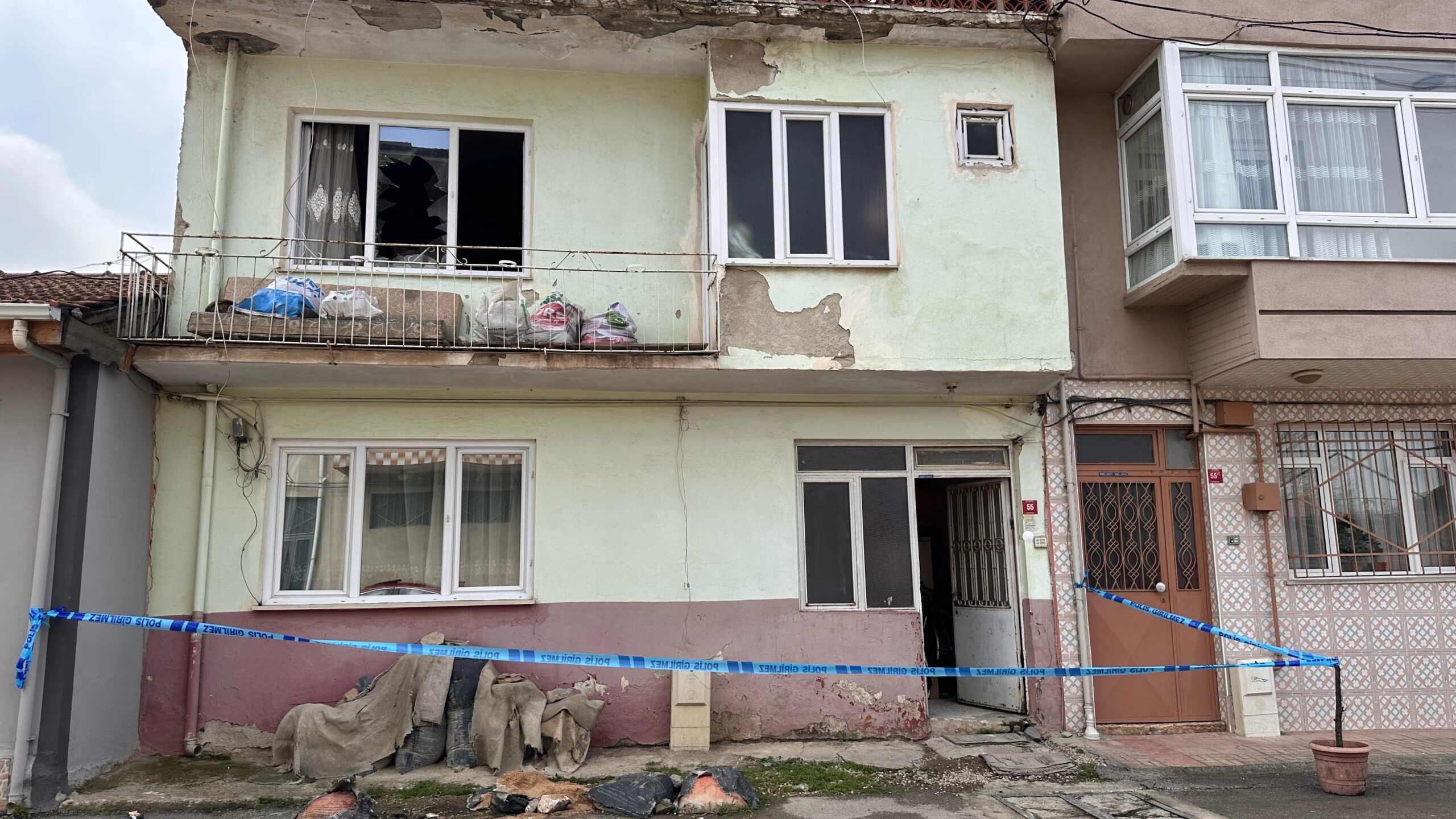 Yangının, çocukların annesinin ekmek almaya giderken ocakta altını yanık bıraktığı