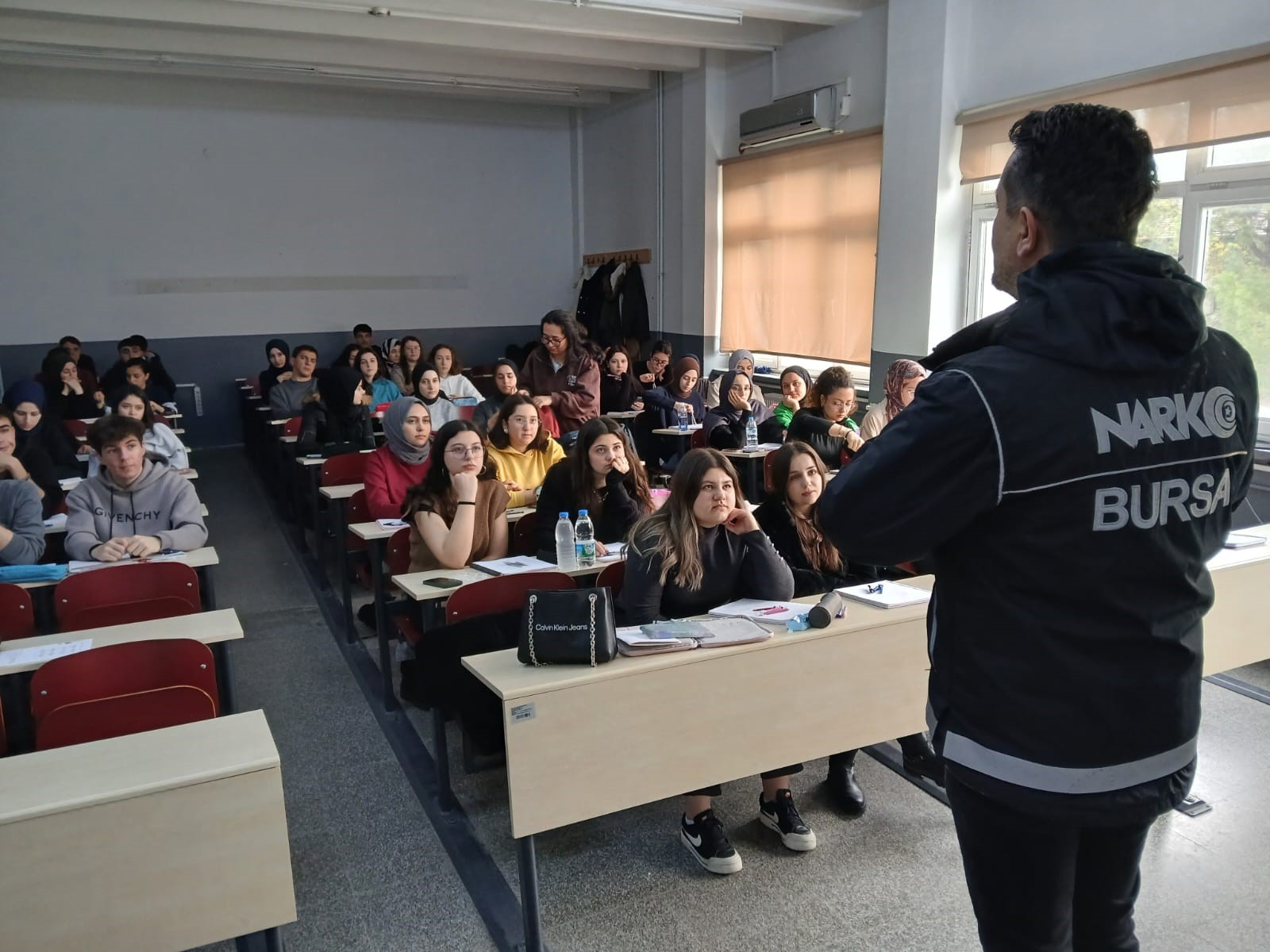 Bursa Narkotik polisi operasyonel faaliyetlerin yanı sıra halkın yoğun olarak