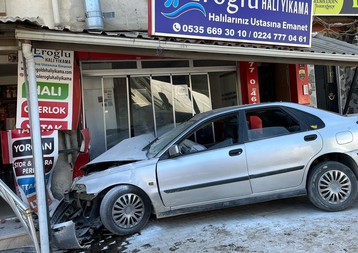 Kaza saat 14.00 sıralarında Alanyurt-İnegöl yolu üzerinde meydana geldi. İnegöl