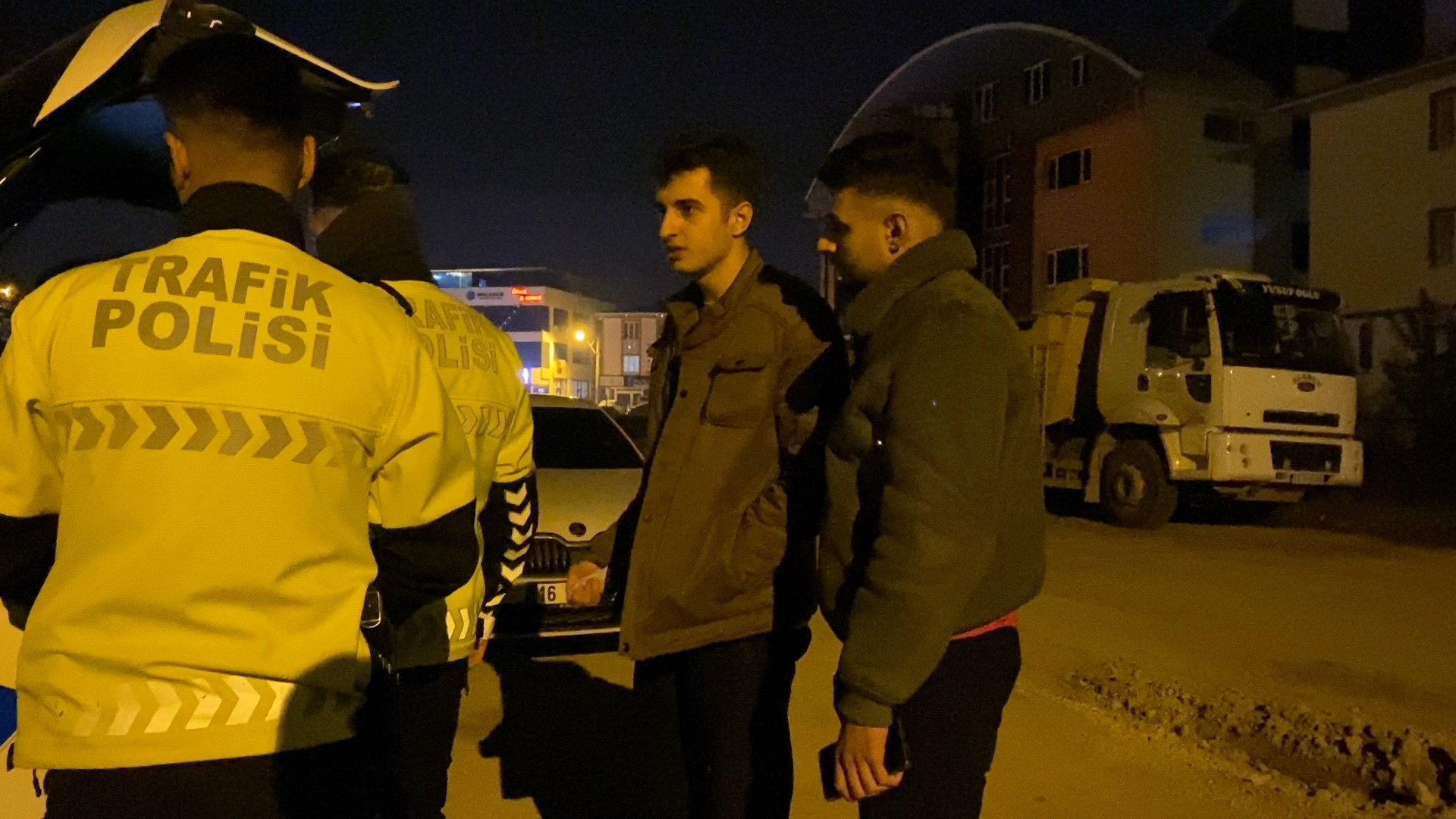 İnegöl Emniyet Müdürlüğü Trafik Büro Amirliği ekipleri İnegöl-Alanyurt yolunda sürücülere