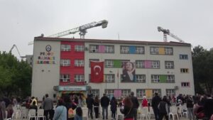 Okulun çevresinde bulunan vinçler tehlike saçarken, moloz yüklü kamyonetler sebebiyle