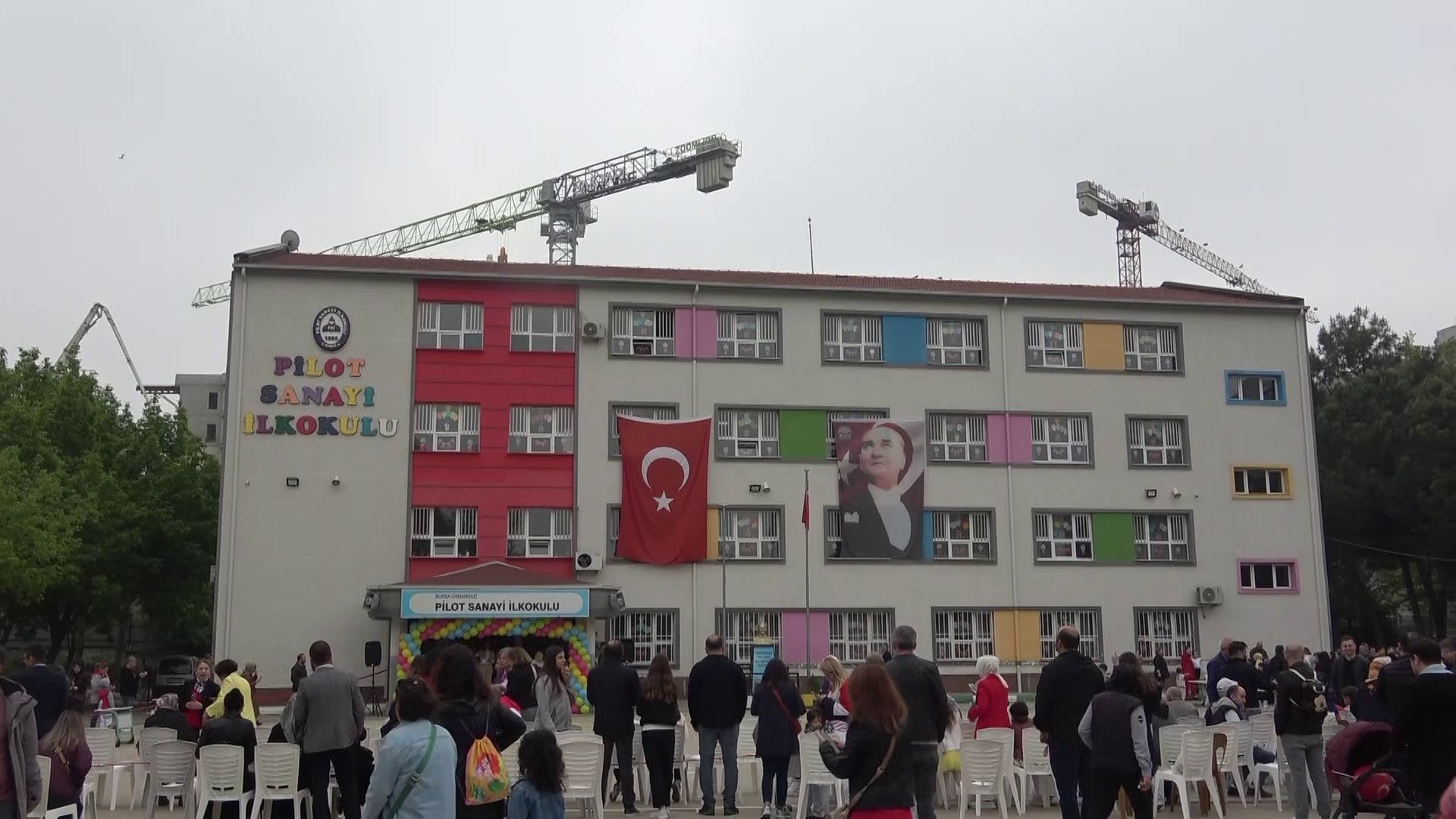 Okulun çevresinde bulunan vinçler tehlike saçarken, moloz yüklü kamyonetler sebebiyle