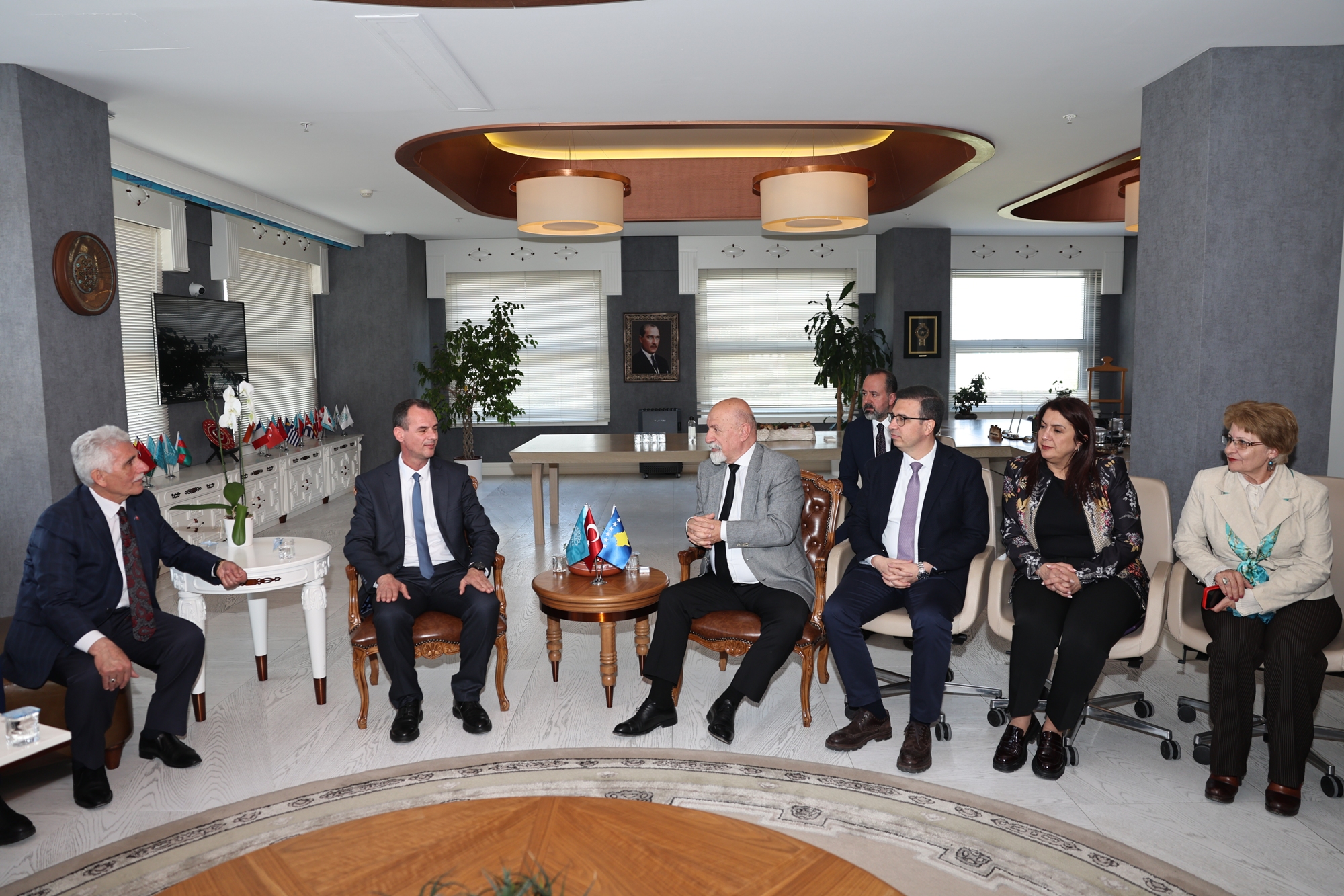 Burada Kosova heyetini, Nilüfer Belediye Başkan Yardımcıları Mahmut Demiröz, Okan