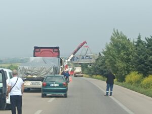 TIR şoförünün yaralandığı kazada karayolu 1 saat süreyle trafiğe kapatıldı.