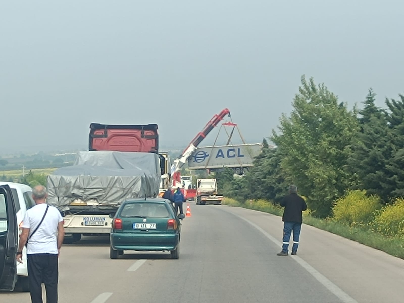 TIR şoförünün yaralandığı kazada karayolu 1 saat süreyle trafiğe kapatıldı.