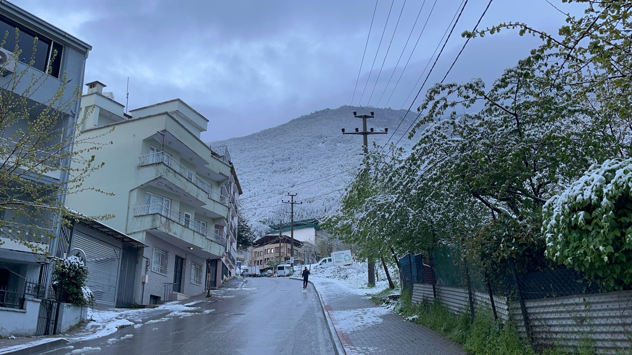 Gece boyunca Uludağ’a yağan kar yağışı, sabahın erken saatlerinde merkez