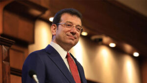 İstanbul Büyükşehir Belediyesi’ne yönelik operasyonda tutuklanan Ekrem İmamoğlu, bugün hakim
