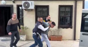 Polis karşıladığı aranan şüpheliyi, “Doğukan gel hadi polis” sözleriyle gözaltına