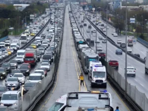 İstanbul’da Söğütlüçeşme istikametinde seyir halindeki metrobüs, Büyükşehir Belediyesi Sosyal Tesisleri