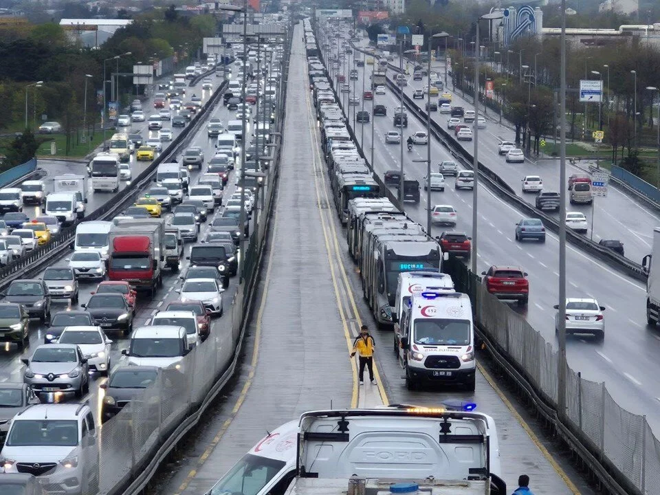 İstanbul’da Söğütlüçeşme istikametinde seyir halindeki metrobüs, Büyükşehir Belediyesi Sosyal Tesisleri