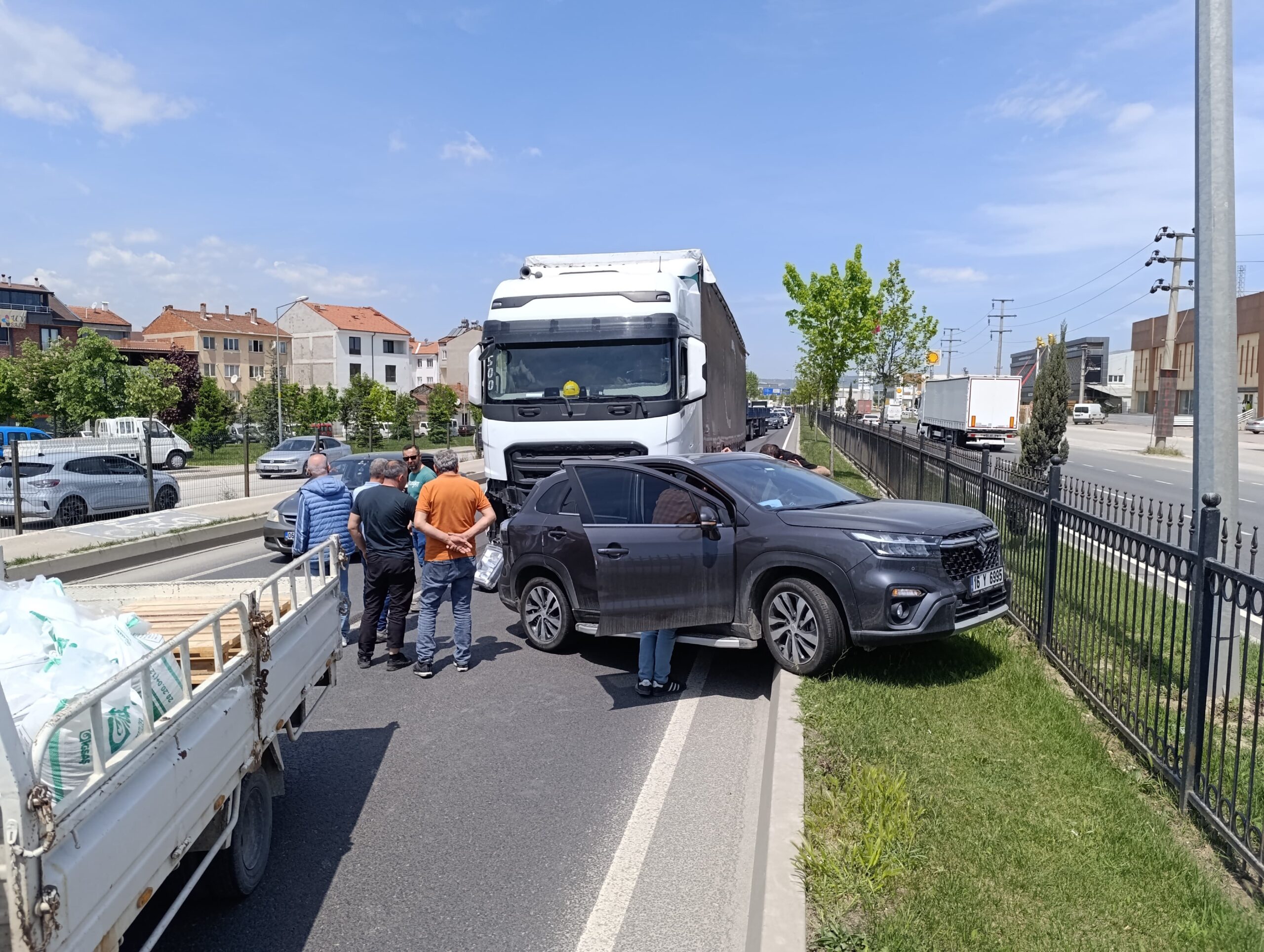 Kaza, saat 12.00 sıralarında Bursa-Ankara karayolu İnegöl girişinde meydana geldi.