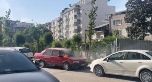 Olay, mahalle sakinlerinin ihbarı üzerine fark edildi. Görüntülerde, araçtan önce