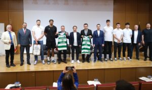 Mudanya Üniversitesi Konferans Salonu’nda düzenlenen söyleşinin moderatörlüğünü Mudanya Üniversitesi Genel