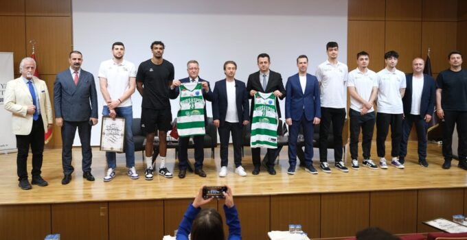 Bursaspor Basketbol Başkanı Sezgin öğrencilerle buluştu