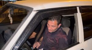 Bursa’da alkol uygulamasını görünce panikleyen alkollü sürücü, aracıyla kaldırımdan kaçmaya