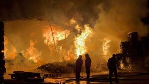 Yangın geceyi aydınlatırken, itfaiye ekiplerinin müdahalesiyle ormanlık alana sıçramadan söndürüldü.