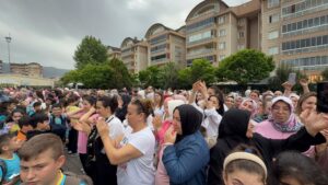 Bursa’da Şehit Piyade Onbaşı Orhan Tezcan İlkokulu öğrencileri anneler gününe