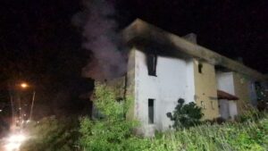 Mudanya ilçesindeki metruk binada alevlerin yükseldiğini gören vatandaşların ihbarı üzerine
