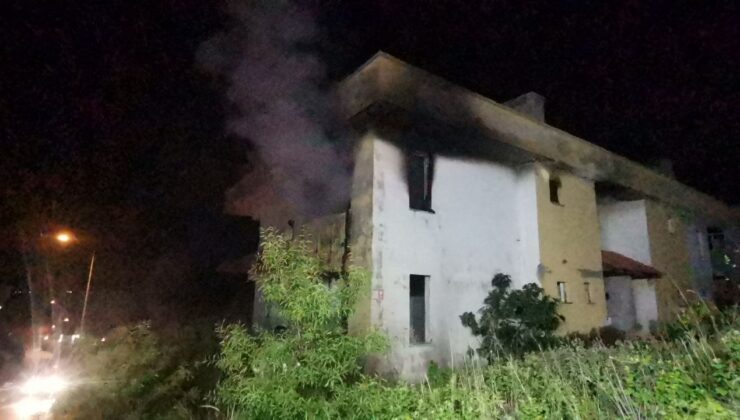 Bursa’da metruk bina alevlere teslim oldu