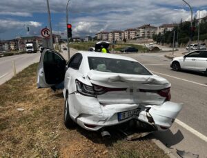 İnegöl’de minibüs ile otomobil çarpıştı : 1 yaralı