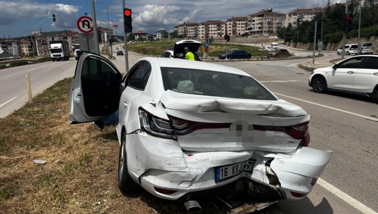 İnegöl’de minibüs ile otomobil çarpıştı : 1 yaralı