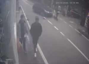 Olay, Yıldırım ilçesi Namazgah Mahallesi’nde meydana geldi. Sokakta ilerleyen bir