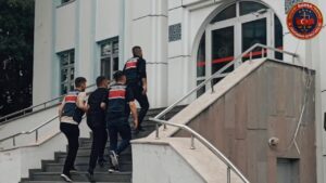 Şahsı dron ile takip eden sivil jandarma timleri bahçeden kaçmaya
