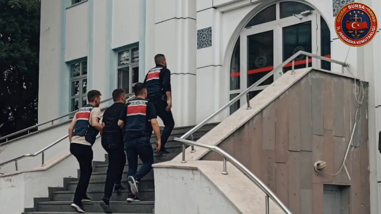 Şahsı dron ile takip eden sivil jandarma timleri bahçeden kaçmaya