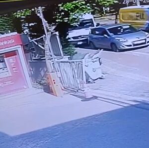 Olay, merkez Nilüfer ilçesi Beşevler Caddesi üzerinde öğle saatlerinde meydana