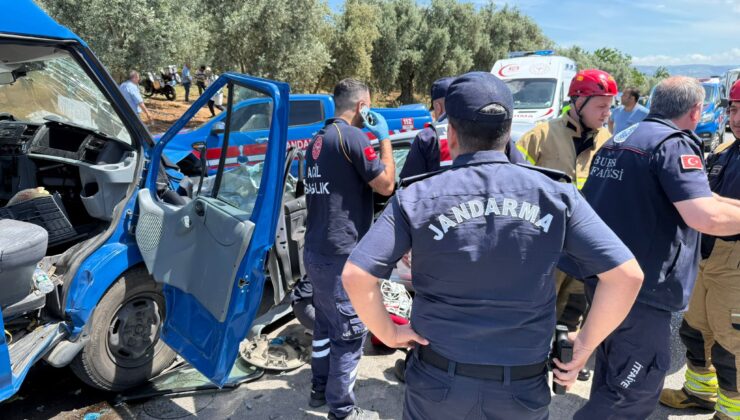 Bursa’da hatalı sollama yaptı! Jandarma aracına çarptı: 1 ölü 2 yaralı