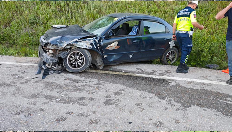 Bursa’nın İnegöl ilçesinde kafa kafaya çarpışan iki otomobilde 3 kişi yaralandı