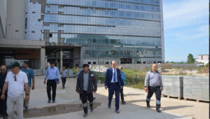 Beraberindeki heyetle birlikte hastaneyi ziyaret eden Çetin, ameliyathane, yoğun bakım