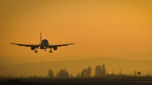 Almanya’nın Stuttgart kentinden havalanan SunExpress’e ait yolcu uçağı, Yenişehir Havalimanı’na
