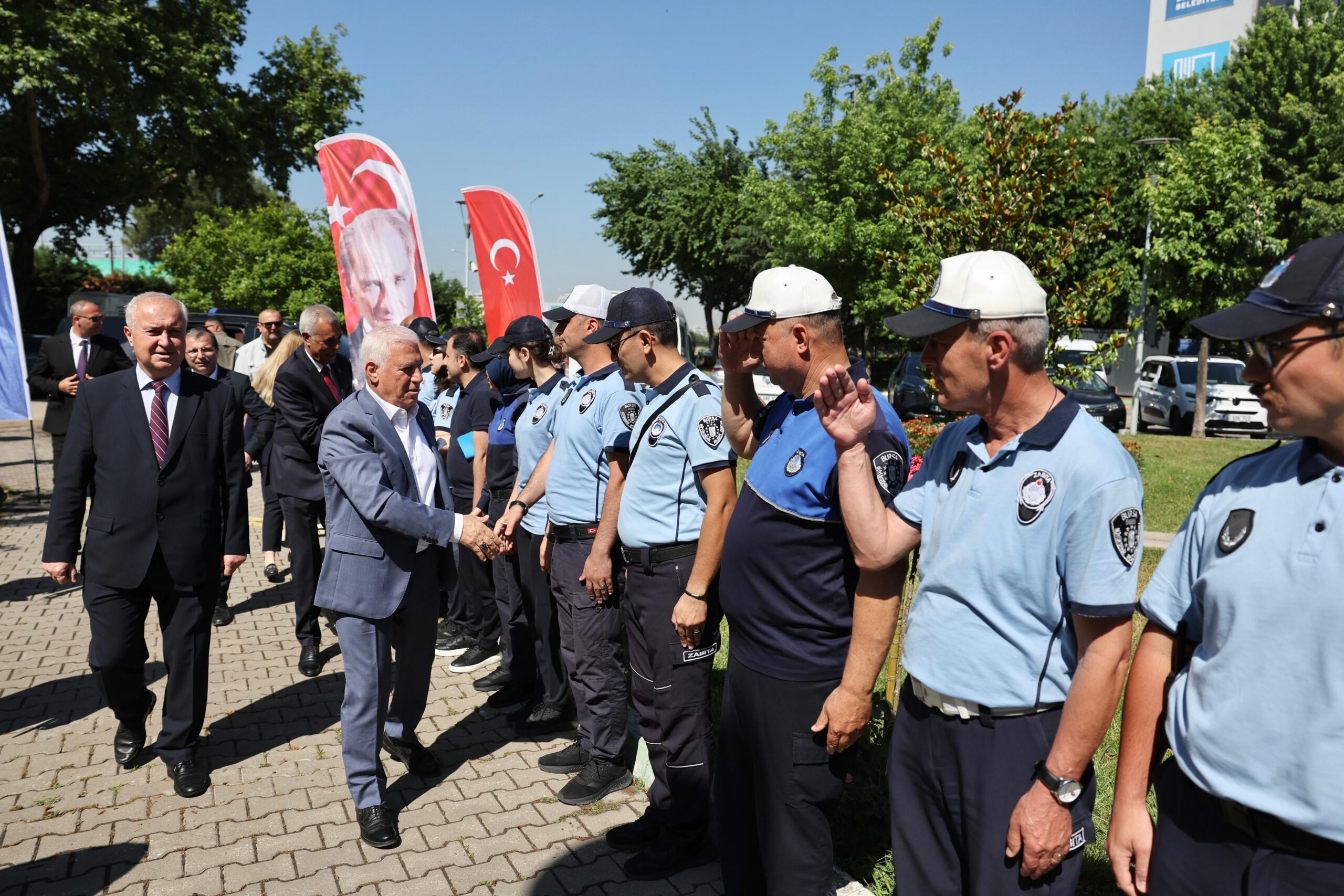 Bursa Büyükşehir Belediye Başkanı Mustafa Bozbey, belediyenin çeşitli birimlerini ziyaret
