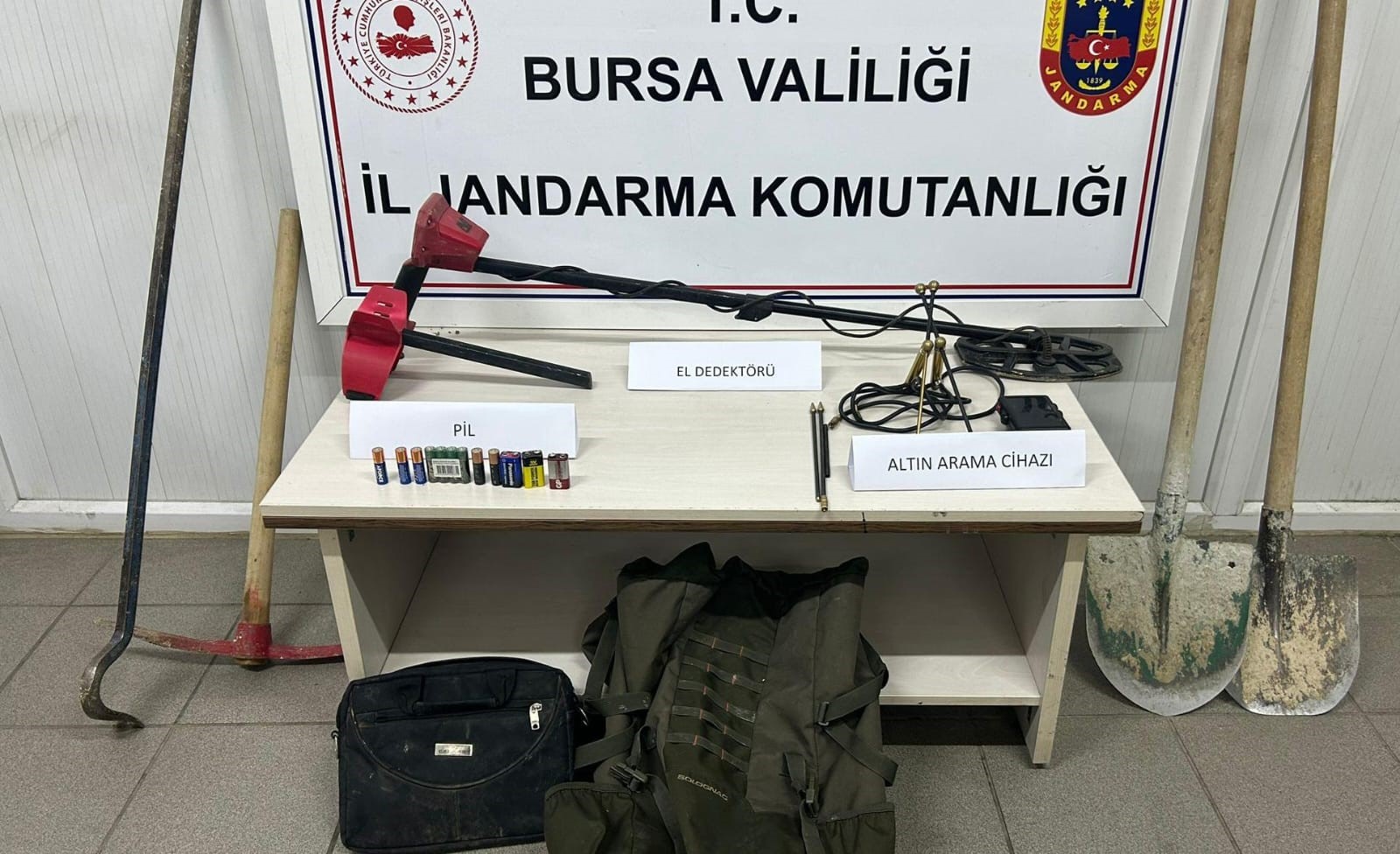 Bursa'nın İnegöl ilçesinde kaçak kazı yapan 3 şahıs jandarma ekiplerince
