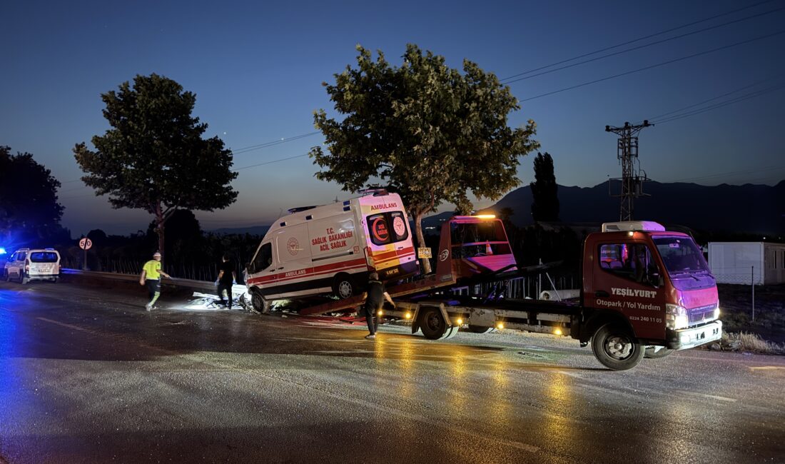Bursa'nın Kestel ilçesinde ambulans ile çarpışan otomobil bariyerlere çarparak durabildi.