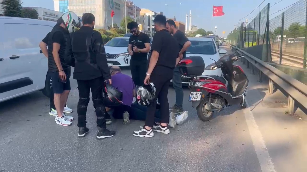 Bursa'da trafikte araçların arasından hızla ilerleyen motosikletliler, kaza yaptı. Yaralanan