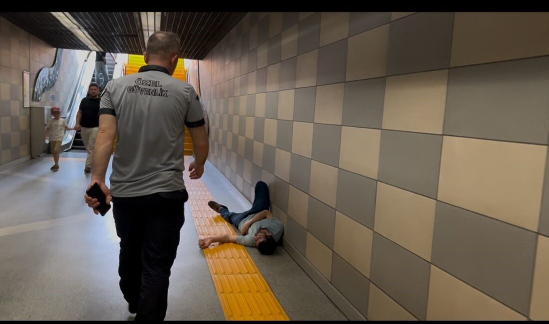 Bursa’da bir şahıs metro alt geçidinde uzanıp uyumayı tercih etti.