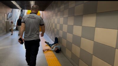 Bursa’da bir şahıs metro alt geçidinde uzanıp uyumayı tercih etti.