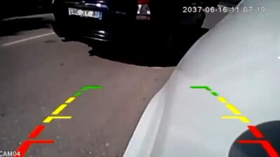 Bursa’da iki otomobilin peş peşe makas atarak ilerlediği anlar kazayla