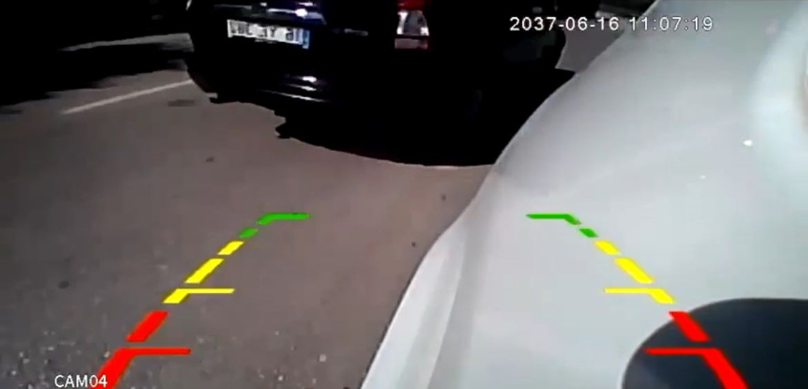 Bursa’da iki otomobilin peş peşe makas atarak ilerlediği anlar kazayla