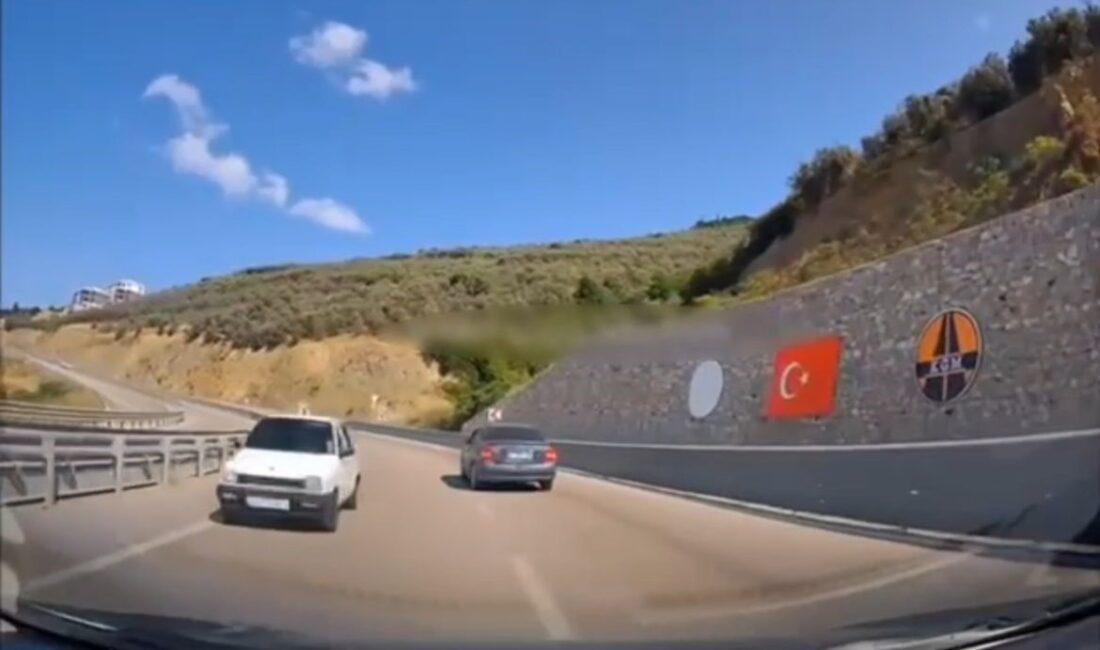 Bursa'da otobanda ters yöne giren bir otomobil, trafiği birbirine kattı.