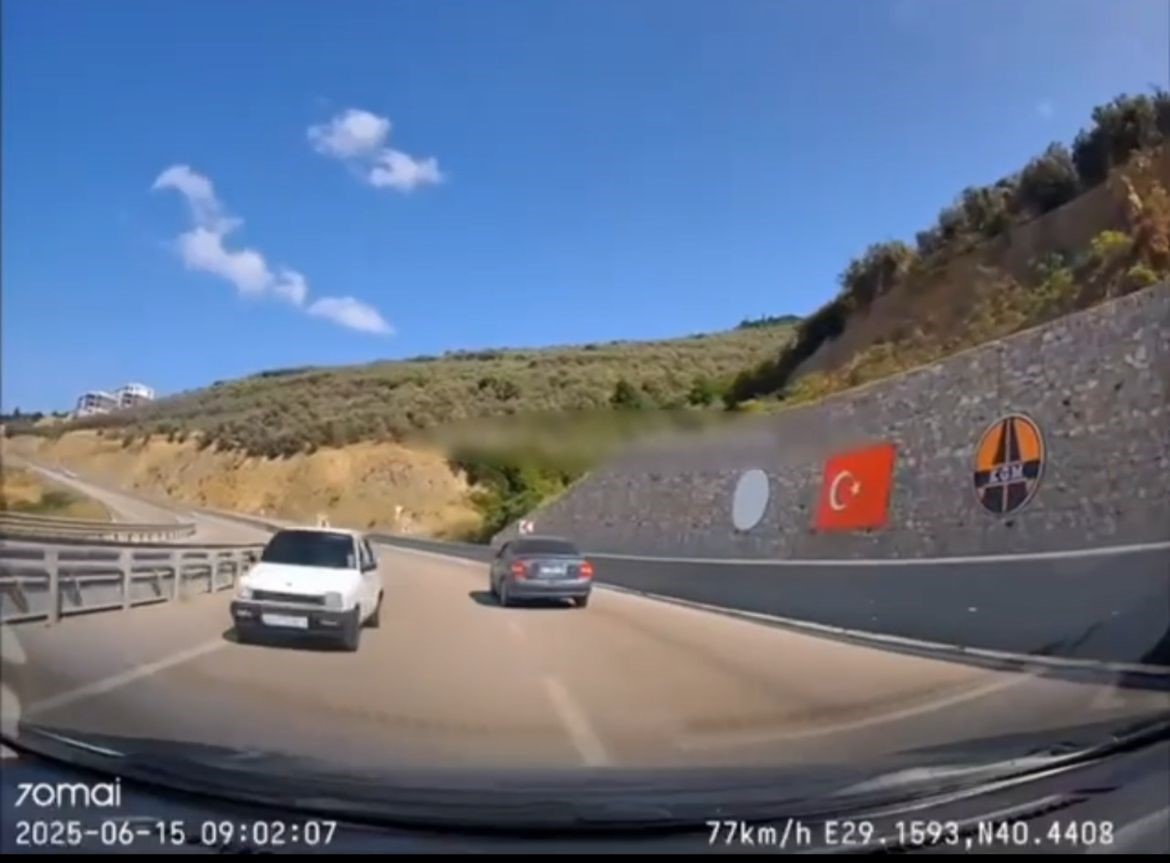 Bursa'da otobanda ters yöne giren bir otomobil, trafiği birbirine kattı.