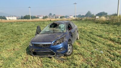 Bursa'nın İnegöl ilçesinde kontrolden çıkan otomobilin tarlaya uçtuğu kazada sürücü