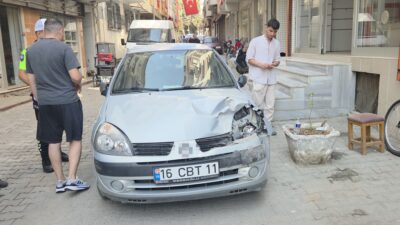 Bursa'nın Orhangazi ilçesinde direksiyon başında fenalaştığı tahmin edilen yaşlı sürücü,