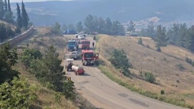 Bursa'nın Orhaneli ilçesinde çıkan yangında alevlerin yaklaştığı Girencik Mahallesi, AFAD